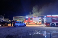 Vasto incendio in un capannone sulla provinciale Andria Corato: ingenti i danni