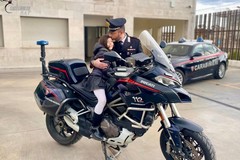 Un abbraccio tra dovere e amore, la festa del papà al Comando dei Carabinieri Bat