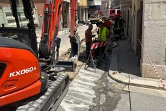 Operai al lavoro su via Salvator Rosa tranciano tubo del gas