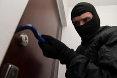 Tentativo di furto in un appartamento in via Puccini: i ladri riescono a fuggire