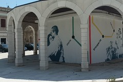 Daniele Geniale esegue a Trani murales raffiguranti il commercio e le sue eccellenze