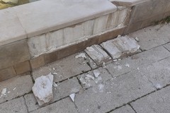 Vandali in azione nel centro storico, danneggiata fontana a Largo Grotte