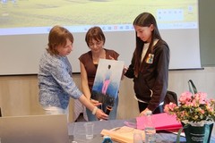 Il cuore oltre i "pantaloni rosa": Teresa Manes abbraccia gli studenti della Vaccina