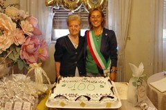 100 anni di Maddalena Di Bari: gli auguri della Sindaca alla storica collaboratrice dell'ITI “Iannuzzi”