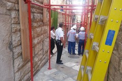 Crolla il tetto di un'abitazione in via De Liso: incendio divampato alle 16,15