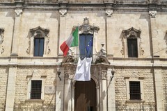 Strage di Capaci: un lenzuolo bianco esposto davanti alla Prefettura di Barletta