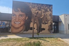L’omaggio della Flai Cgil a Paola, un murale contro i caporali: “Il ricordo si fa denuncia”