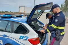 Tentano di assaltare un Tir sull'A14: malviventi fuggono a mani vuote per l'arrivo della Polstrada