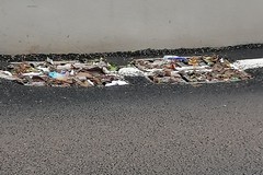 Pioggia battente: tombini intasati dalle cartacce per mancata pulizia