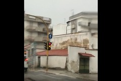 Pioggia e maltempo, la ballata del semaforo impazzito
