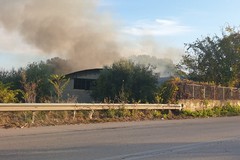 A fuoco capannone in via Vecchia Spinazzola: nube densa zona Castel del Monte