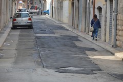 Via Garibaldi, il rattoppo "parziale" dopo il cedimento