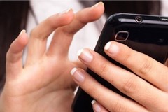 Divieto dei cellulari a scuola, gli psicologi: “Una finzione che  non affronta il problema”