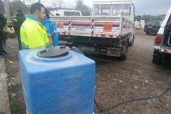 Cisterna d'acqua e coperte per la tendopoli di Via Monte Faraone