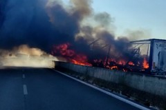 Tir avvolto dalle fiamme sulla SS16 bis, forti ritardi nella circolazione