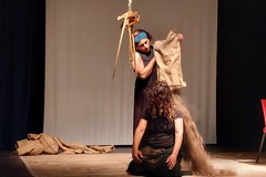 Il Palazzo d’Occidente, il teatro come mezzo per meditare su una storia vera di cieca violenza accaduta ad Andria