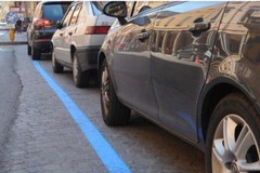 Nuovi stalli a pagamento: le strisce blu scatenano la rabbia di commercianti e residenti