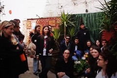 Gli studenti del progetto Erasmus fanno visita alla stradina più stretta di Andria