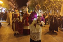 "I Misteri" ad Andria, folla commossa saluta il Cristo sulla strada della Croce