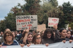 Andria non ci sta: in migliaia in piazza contro il carovita. Unità, rabbia e serrande abbassate
