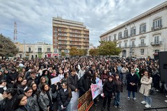 Studenti in piazza ad Andria contro il caro vita e il degrado delle scuole: corteo nel centro cittadino