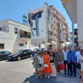 Inaugurato il murales “Umani in cima” del CPIA Bat  "Gino Strada ": celebra l’accoglienza e il legame con il mare