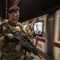 "Strade sicure ": militari del 9° RGT "Bari " bloccano a Roma un ladro