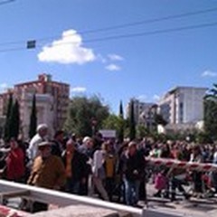 Passaggio a livello di Viale Gramsci bloccato: traffico in tilt e pericolo pedoni