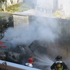 Auto in fiamme in via Zandonai, panico tra i residenti