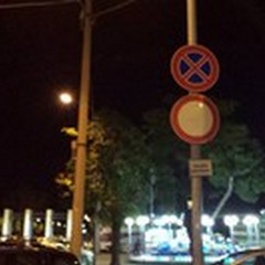 Divieto di sosta, fermata e transito: Largo XXV aprile "assediato " dalle auto