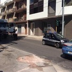 Uomo investito da tir in via Bisceglie, è grave