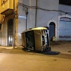 Via Dante Di Nanni: auto ribaltata per "gioco "