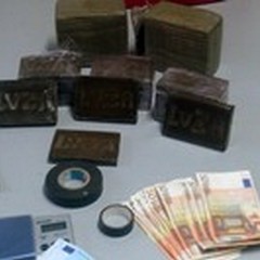 Una centrale della droga in casa: 4 chili di hashish sequestrati