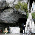 In preghiera a Lourdes per le fragilità umane