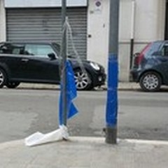Dopo i festeggiamenti la pulizia parziale: striscioni pericolosi