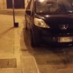 Via Vaglio e lo strano parcheggio serale sullo scivolo per disabili