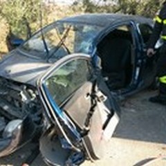 Via Vecchia Canosa: Yaris contro muretto, ferita 54enne
