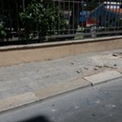 Villa comunale, marciapiede impraticabile all'ingresso del parco giochi