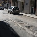 Strade gruviera in pieno centro, siamo in via Duca degli Abruzzi