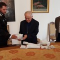 I Carabinieri riconsegnano a mons. Luigi Mansi il Crocifisso dilaniato del cimitero