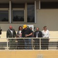 Critiche ma anche consensi alla partecipazione di Emiliano alla pitturazione delle balaustre del "Dimiccoli "
