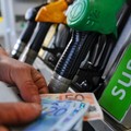 Caro carburanti, l’autotrasporto lancia l’allarme: «Le imprese non possono più assorbire i rincari»