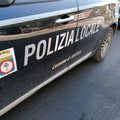 Armato di ascia tenta di aggredire contendente davanti all'uscita dei bambini da edificio scolastico: intervento coraggioso di una vigilessa