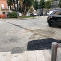 Operai al lavoro per una fontana pubblica in piazza Marconi