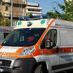 Precipita dal primo piano per recuperare il cellulare: in  "rosso " un 44enne