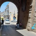 Guano nauseabondo sotto l'arco di Porta Sant'Andrea: "Urge intervento di pulizia "