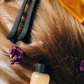 Caduta dei capelli: cause stagionali e soluzioni efficaci con fiale e shampoo anticaduta