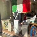 Giornata delle Forze Armate: quadri e insegne dei Carabinieri in vetrina su via Regina Margherita