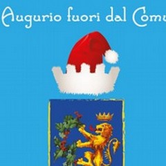 Uno studente maturando firma gli auguri del Sindaco