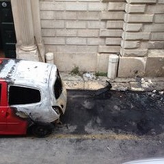 Auto incendiate questa notte: l'altra faccia del Centro cittadino